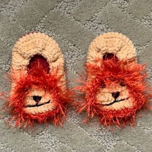 Adorable baby slippers NWOT